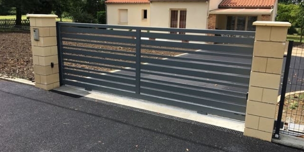 Portail aluminium multi lames horizontales. Modèle CHYPRE, Collection CONTEMPORAIN Horizal