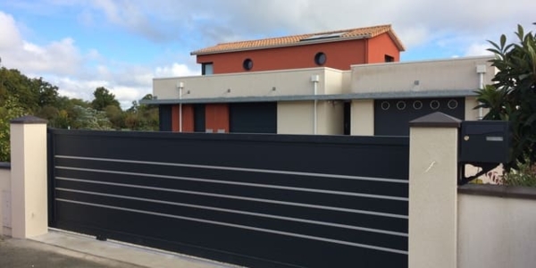 Portail coulissant aluminium avec decors en lames anodisés. Modèle TOSKA, COLLECTION ANODIK Horizal