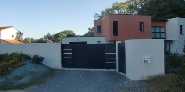 Portail coulissant moderne avec decors aluminium. Modèle COTIM 11, Collection AKORDIA Horizal