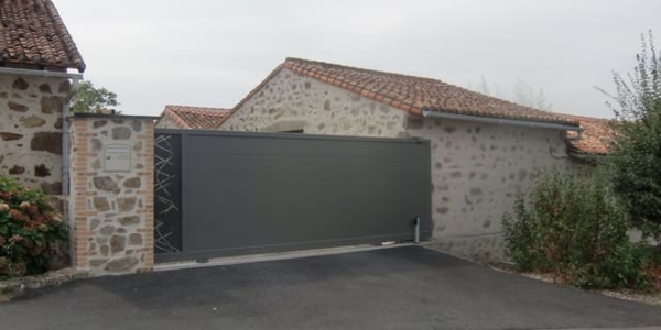 Portail coulissant motorisé, bicolore avec motifs en découpe laser. Modèle OZ, motif COURBES, Collection LAZER Horizal